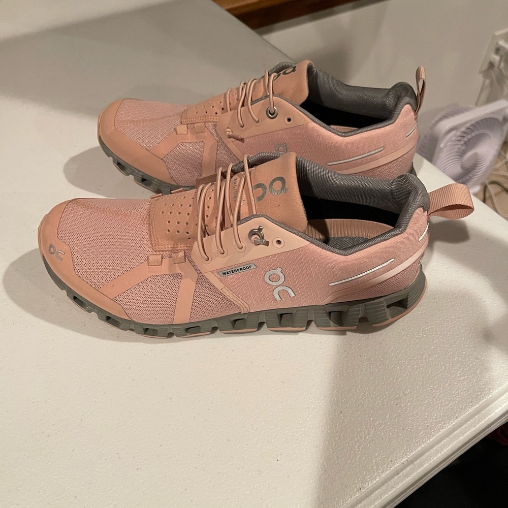 On Cloud Women’s Running shoe, size 7.5 , waterproof, color - Rose/Fossil